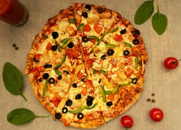 Lezzetli, iştah açıcı, yeşil biberli, tavuklu, peynirli ve domatesli pizza. Dünyanın her yerinde popüler yiyecekler..