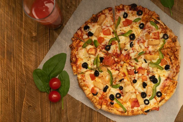 Tahta arka planda yeşil biberli, tavuklu, peynirli ve domatesli leziz iştah açıcı pizza. Dünyanın her yerinde popüler yiyecekler..