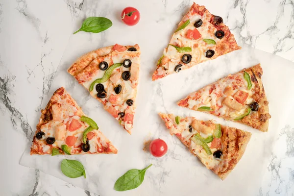 Gri mermer masa üstü manzaralı birkaç dilim lezzetli pizza.