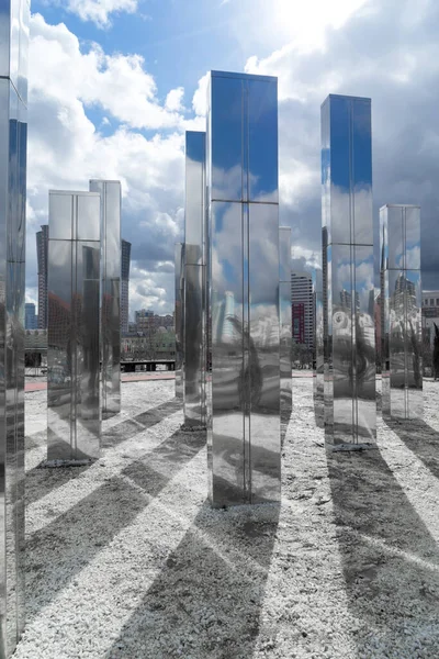 Khodynskoye Alanı, Moskova, Rusya - Nisan 05, 2021: Gökyüzünün yansıtıldığı geometrik dikdörtgen şekilli modern metal yapılar şeklinde şehir kurulumu. Ayna labirenti, çağdaş sanat