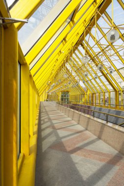 Gorky Park 'taki yaya köprüsünde (St. Andrew Köprüsü) sarı çelik yapılar içeriden görülmektedir.