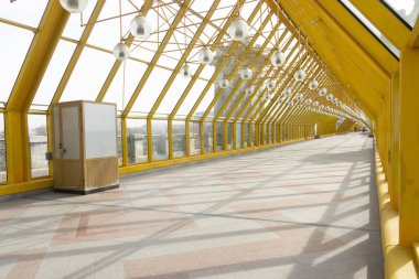 Gorky Park 'taki yaya köprüsünde (St. Andrew Köprüsü) sarı çelik yapılar içeriden görülmektedir.