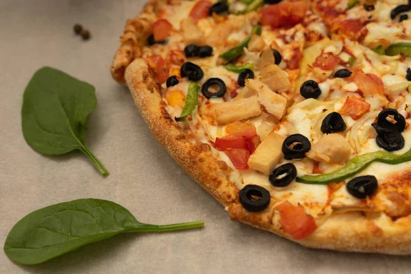Gri masadaki lezzetli pizza, üst manzara.