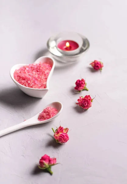 Mum, deniz pembesi banyo tuzu ve gri arka planda kuru çiçekler. Spa Konsepti