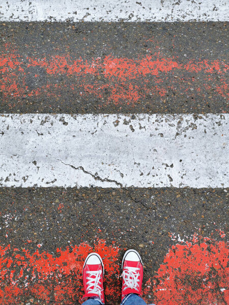 Красные спортивные кроссовки на асфальте, вид сверху