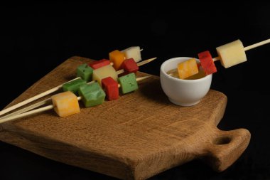 Renkli lezzetli peynir dilimleri.