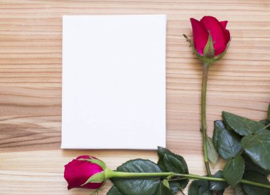 Ahşap bir desen üzerinde kırmızı gül