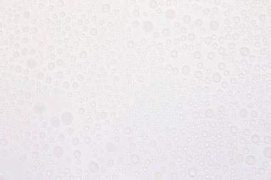 Beyaz yüzeyde arkaplan olarak su damlası