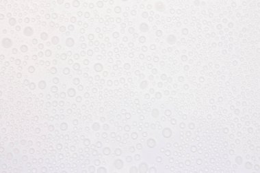 Beyaz yüzeyde arkaplan olarak su damlası