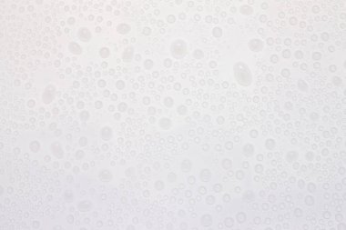 Beyaz yüzeyde arkaplan olarak su damlası