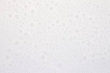 Beyaz yüzeyde arkaplan olarak su damlası