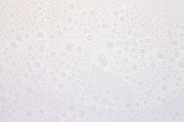 Beyaz yüzeyde arkaplan olarak su damlası