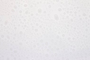 Beyaz yüzeyde arkaplan olarak su damlası