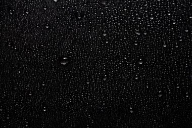 Su siyah üzerine düşer.