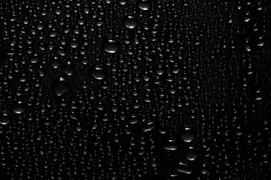 Siyah arkaplanda su damlacıkları