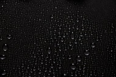 Siyah arkaplanda su damlacıkları