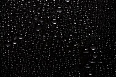 Siyah arkaplanda su damlacıkları