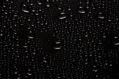 Siyah arkaplanda su damlacıkları