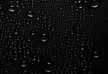 Siyah arkaplanda su damlacıkları