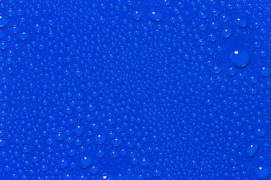 Mavi Arkaplanda Su Damlaları
