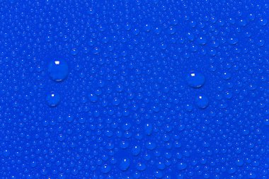Mavi Arkaplanda Su Damlaları