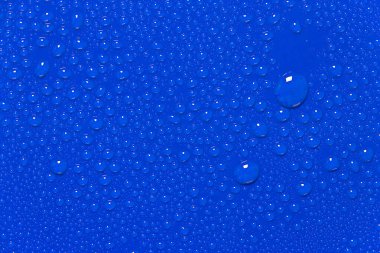 Mavi Arkaplanda Su Damlaları