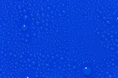 Mavi Arkaplanda Su Damlaları