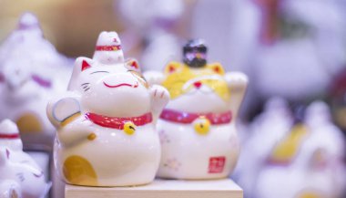 Markette kedi heykeli