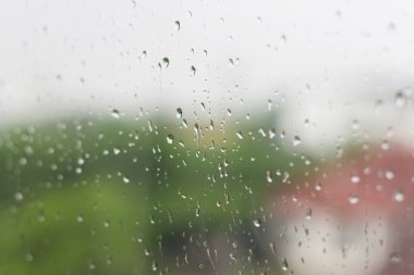 Vitrindeki çiğ taneleri