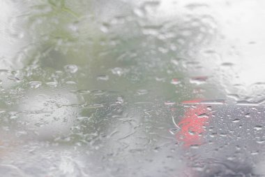 Vitrindeki çiğ taneleri