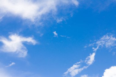 Küçük bulutlu mavi gökyüzü arkaplanı