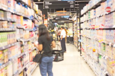 Arka plan için süpermarketten alışveriş yapan insanların bulanık görüntüleri.