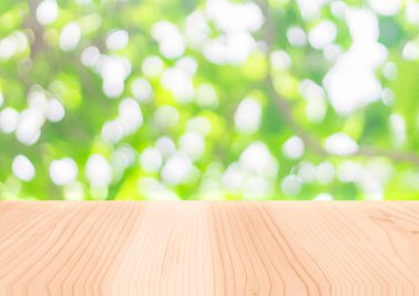 Ahşap teras arka planı ağaçların arasından ışık saçar. Ürünlerinizi görüntülemek veya montajlamak için kullanılabilir.