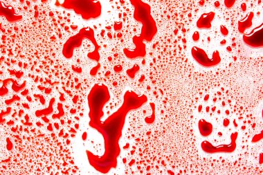 Beyaz arka planda kan damlası