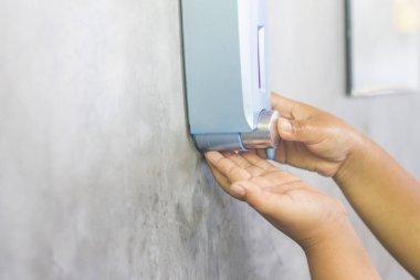 tuvalette eli olan sabun.