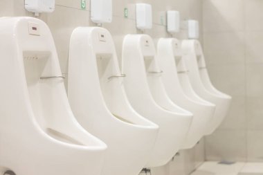 Açık hava pisuarları erkekler umumi tuvalet, erkekler tuvaletinde beyaz pisuarlar, erkekler için beyaz seramik pisuarlar tasarımı.