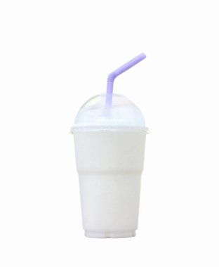 Plastik bardakta dönen hindistan cevizi suyu beyaz arkaplanı ayırır..