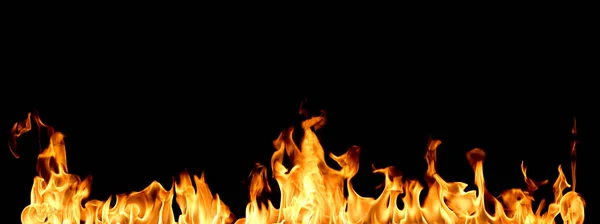 alevler siyah arkaplanda.