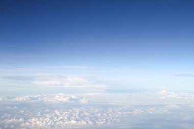 Mavi gökyüzünde beyaz bulut