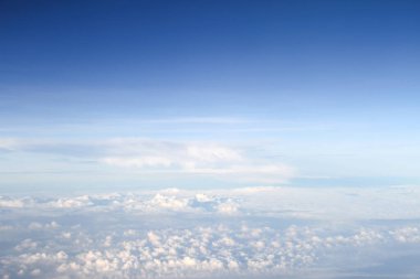 Mavi gökyüzünde beyaz bulut