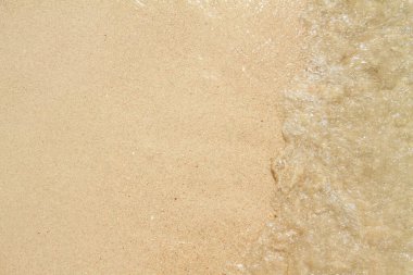 Kumlu sahilde denizin yumuşak dalgası