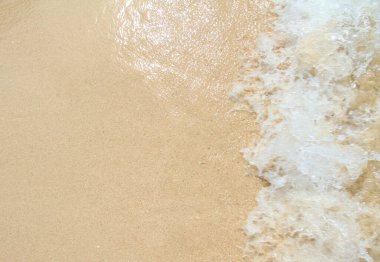 Kumlu sahilde denizin yumuşak dalgası