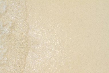 Kumlu sahilde denizin yumuşak dalgası