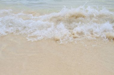 Kumlu sahilde denizin yumuşak dalgası