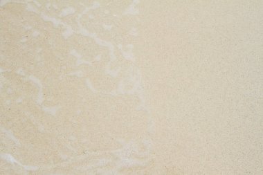 Kumlu sahilde denizin yumuşak dalgası