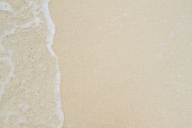 Kumlu sahilde denizin yumuşak dalgası