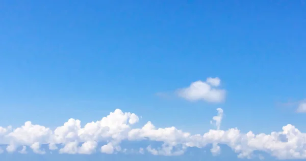 Blauwe Lucht Achtergrond Met Kleine Wolken — Stockfoto