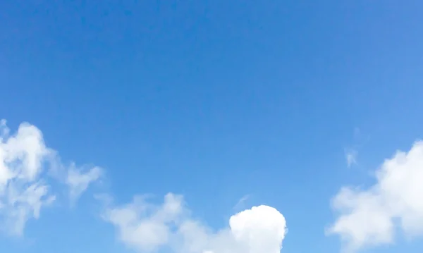 Céu Azul Fundo Com Nuvens Minúsculas — Fotografia de Stock