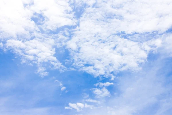 Fondo Cielo Azul Con Diminutas Nubes — Foto de Stock