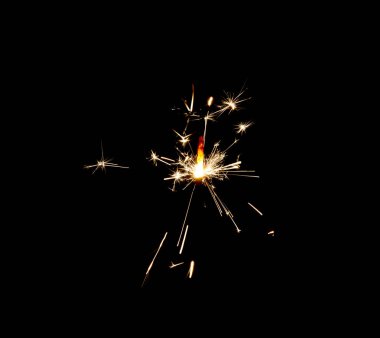 Yanan maytap siyah arkaplanda izole edildi